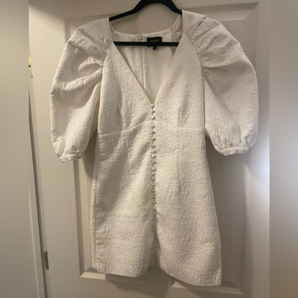 Bardot White Puffy shoulders Dress. Size 6